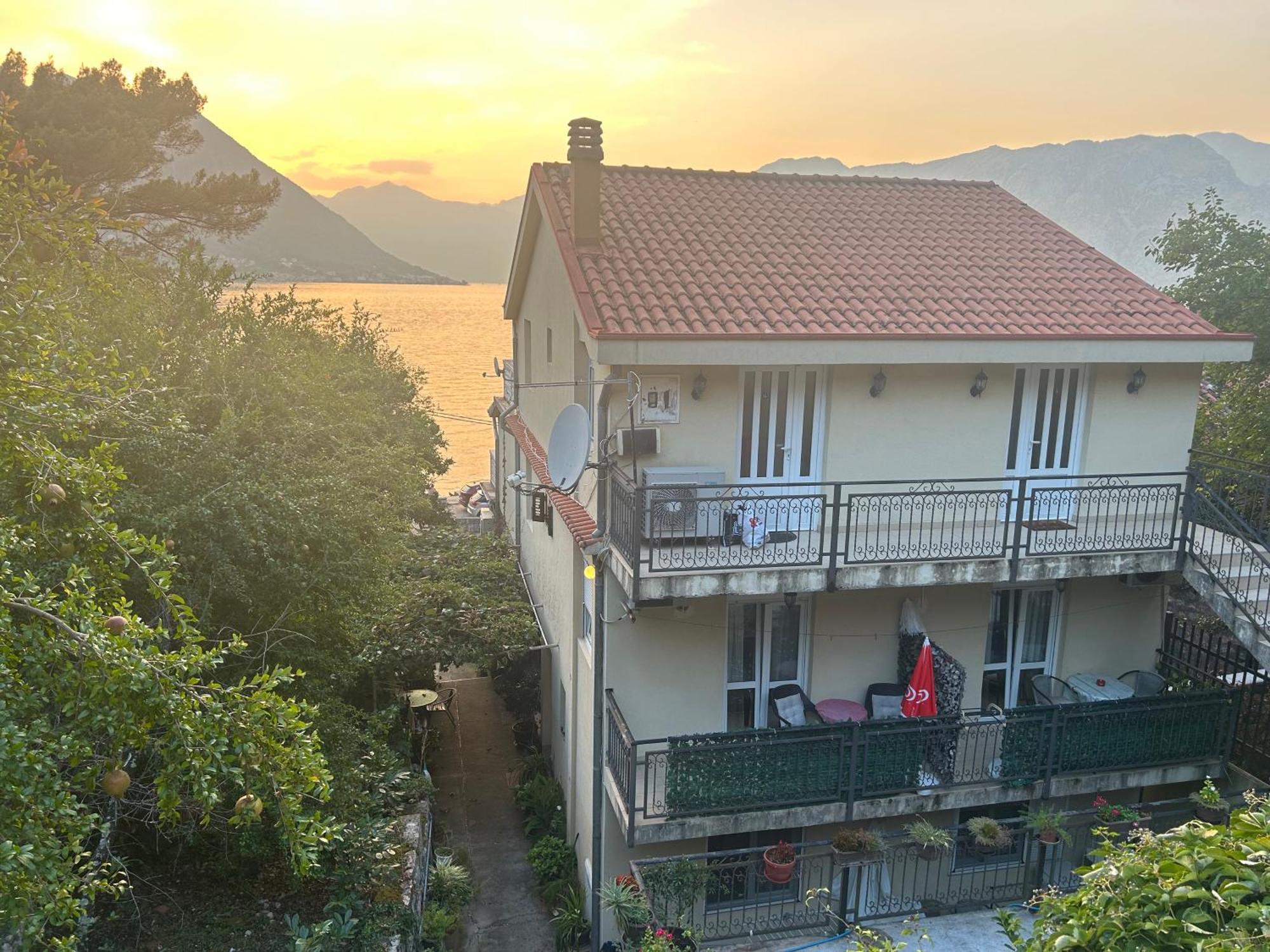 Studio On The Coast, With A View Of The Sunrise,Free We-Fi Котор Екстериор снимка